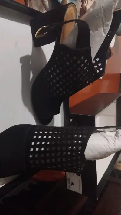Sandalias negras de tacón alto con diseño calado - miniatura 1