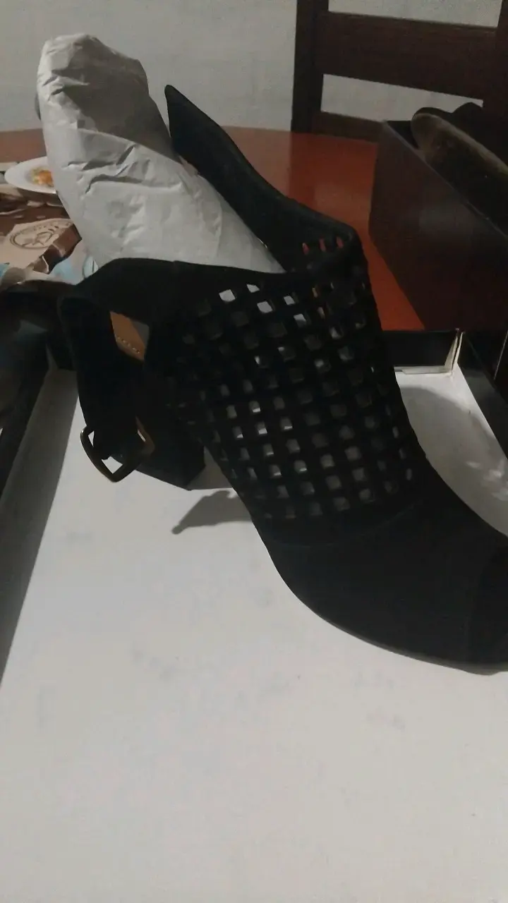 Sandalias negras de tacón alto con diseño calado - 2