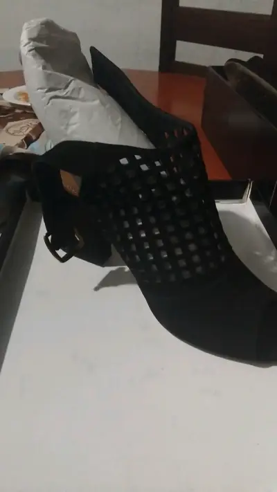 Sandalias negras de tacón alto con diseño calado - miniatura 2