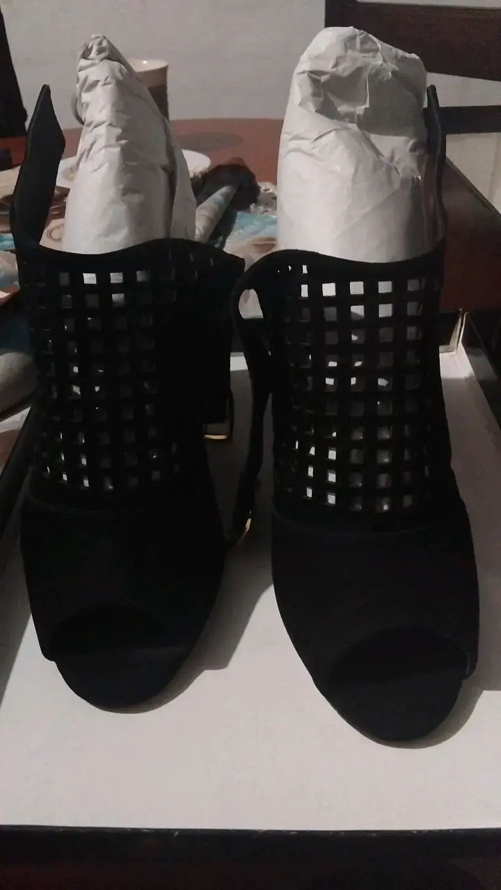 Sandalias negras de tacón alto con diseño calado - 3