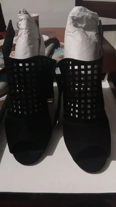 Sandalias negras de tacón alto con diseño calado - miniatura 3