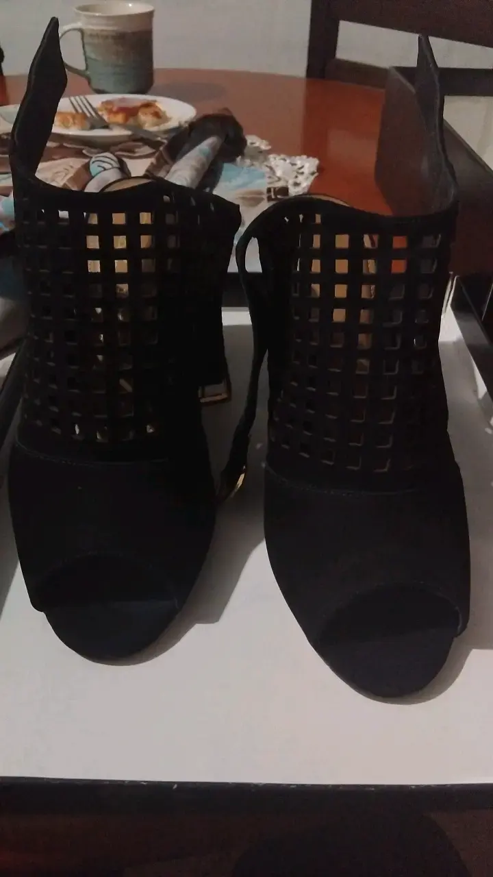 Sandalias negras de tacón alto con diseño calado - 4