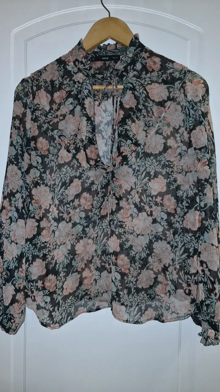 Blusa floral transparente MNG  mujer