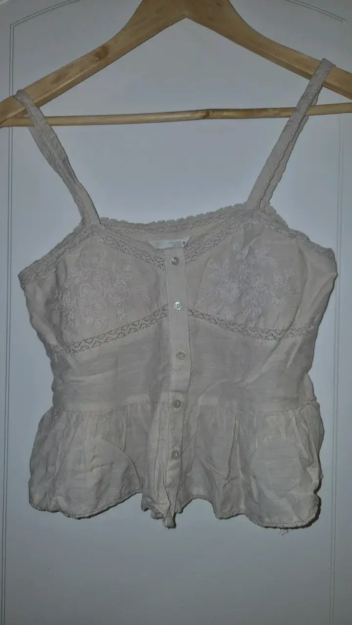 Blusa de encaje beige con tirantes