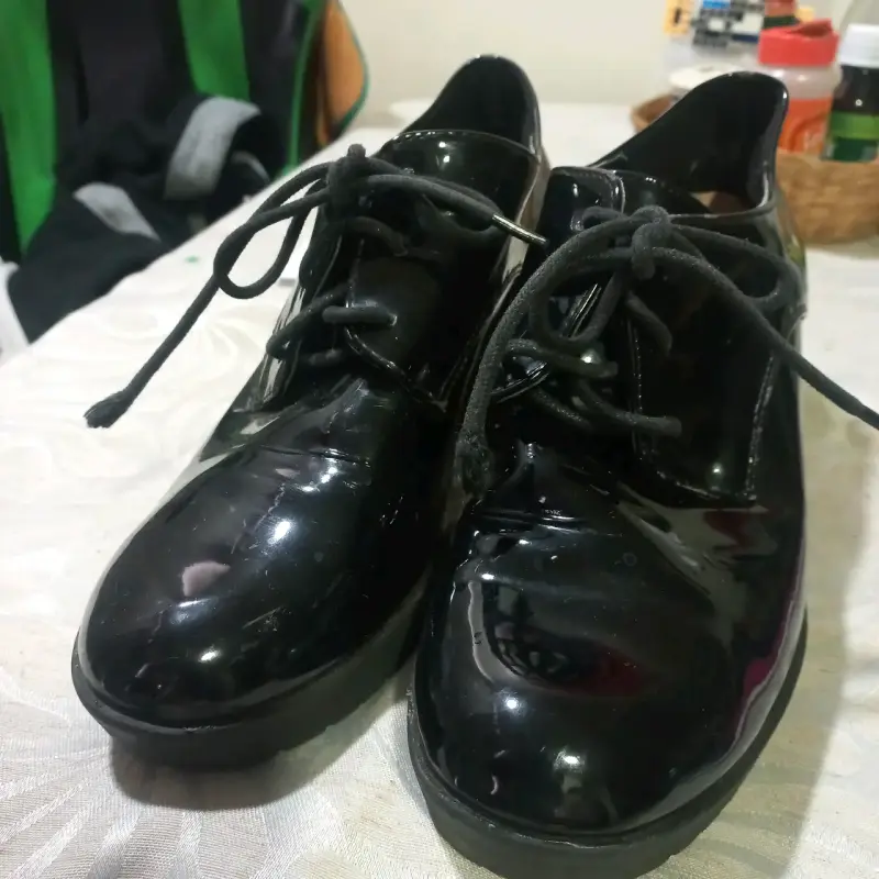 Zapatos de charol negro con plataforma para mujer - 1
