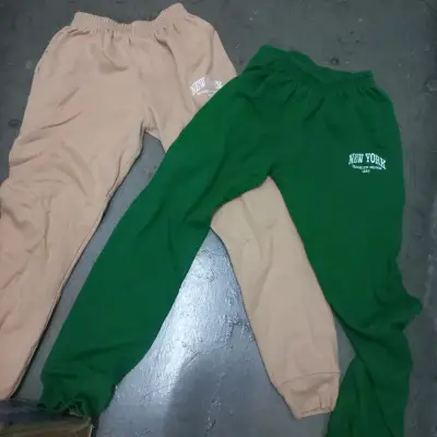 Pantalones deportivos unisex New York en verde y beige - miniatura 1