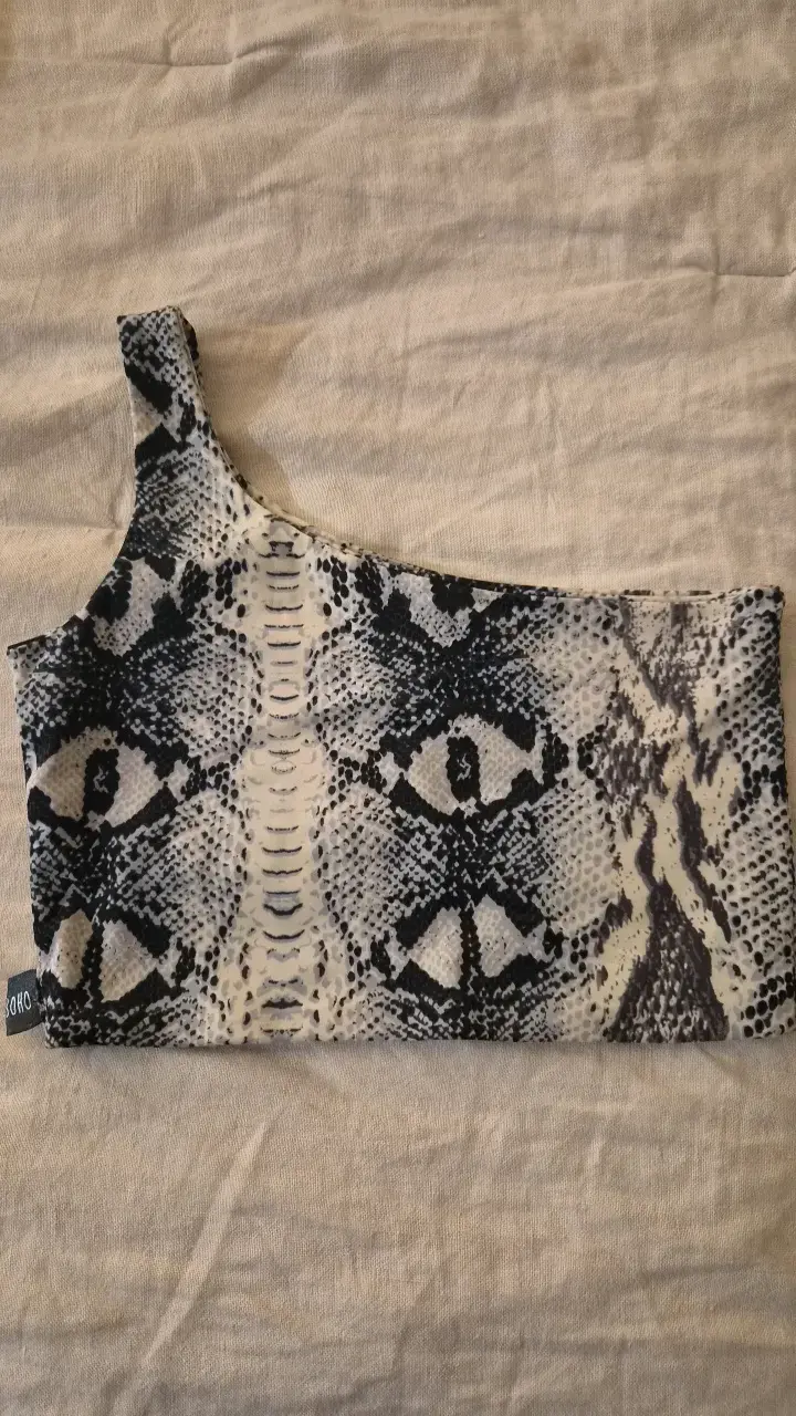 Top asimétrico estampado de serpiente