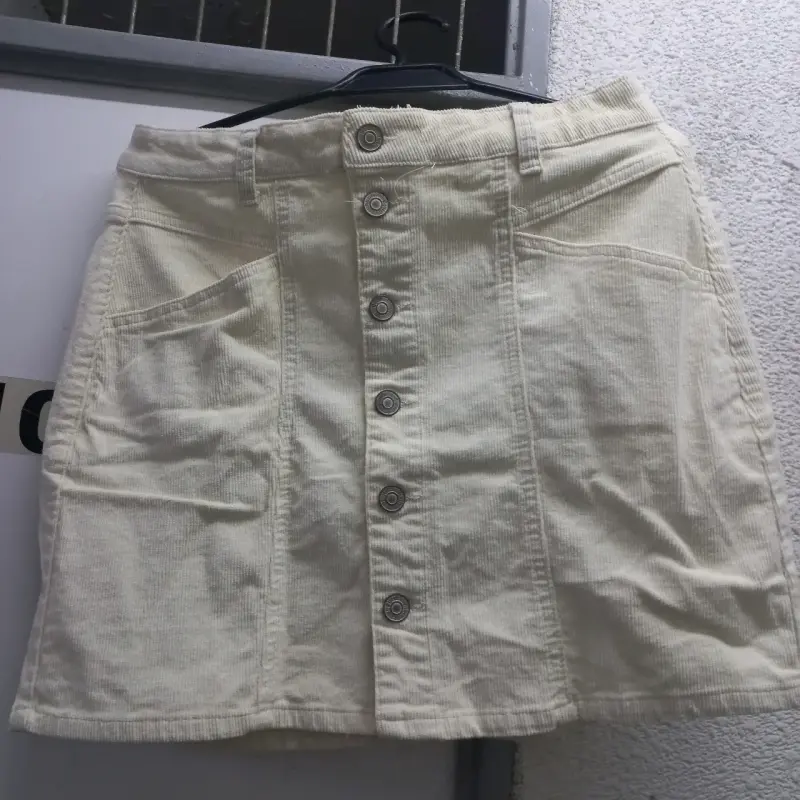 Falda beige de pana con botones delanteros - 1