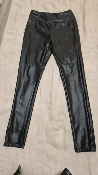 Leggings de cuero sintético negro para mujer - miniatura 1