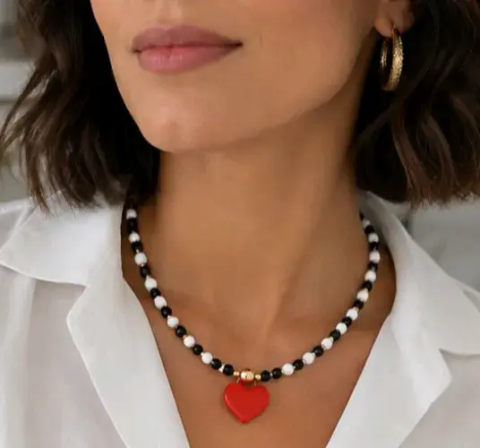 Collar. Cuentas con dije de corazón rojo - 3