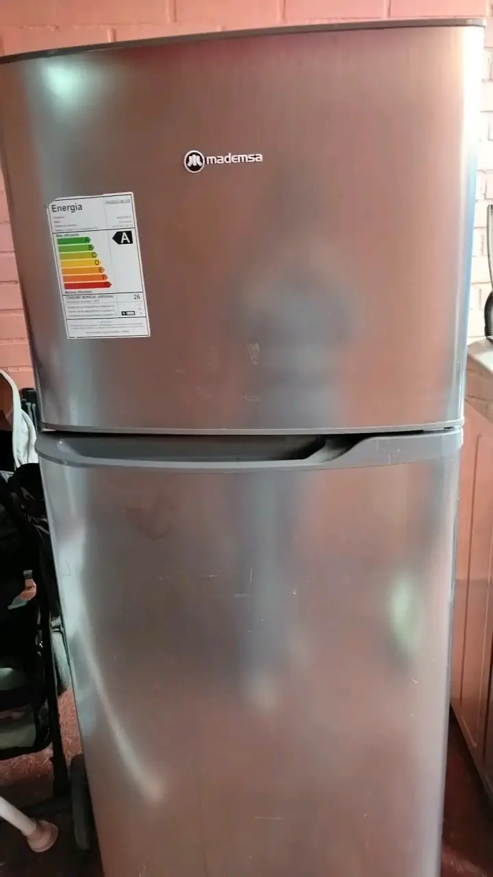 Refrigerador Mademsa de dos puertas en buen estado - 1