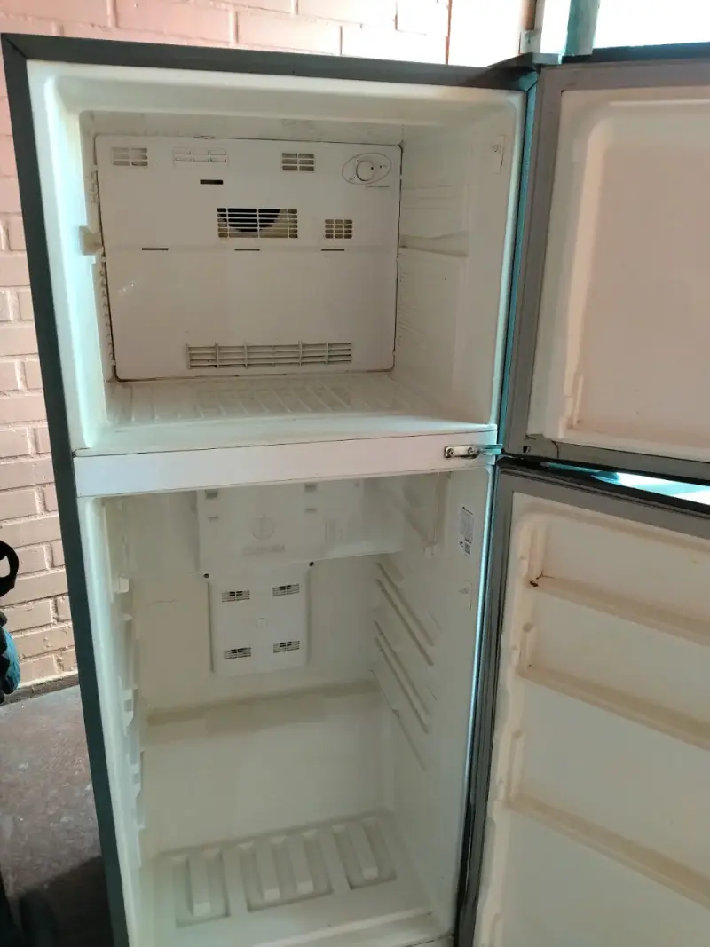 Refrigerador Mademsa de dos puertas en buen estado - 6