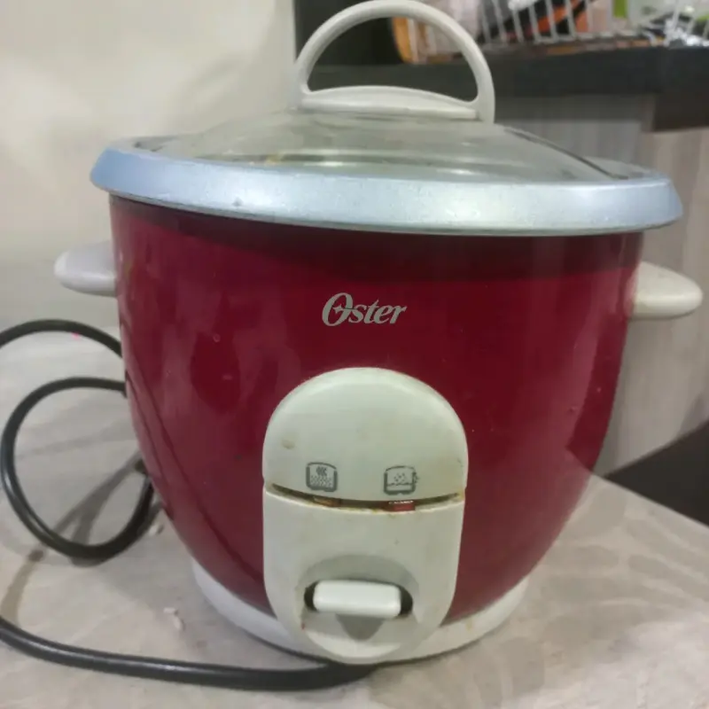 Arrocera eléctrica Oster roja con tapa de vidrio