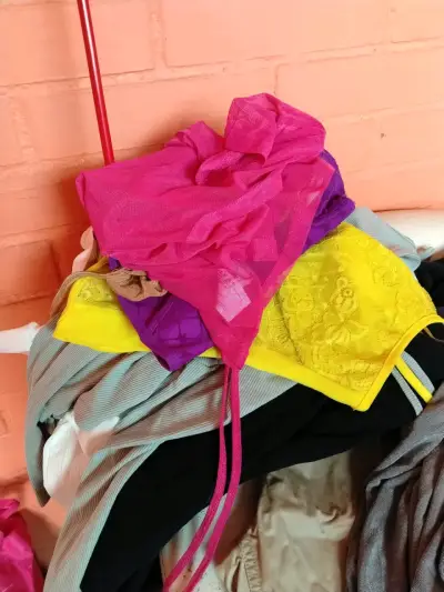 Lote de ropa femenina variada en colores vibrantes - miniatura 1