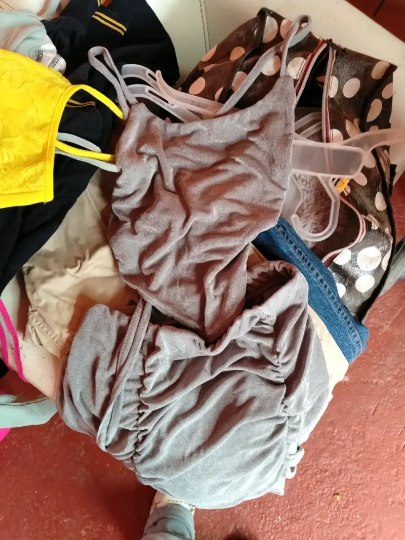 Lote de ropa femenina variada en colores vibrantes - 2