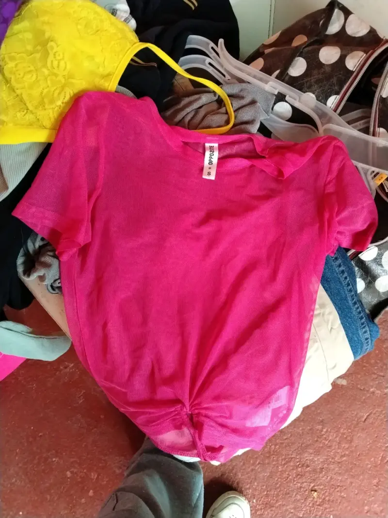 Lote de ropa femenina variada en colores vibrantes - 3