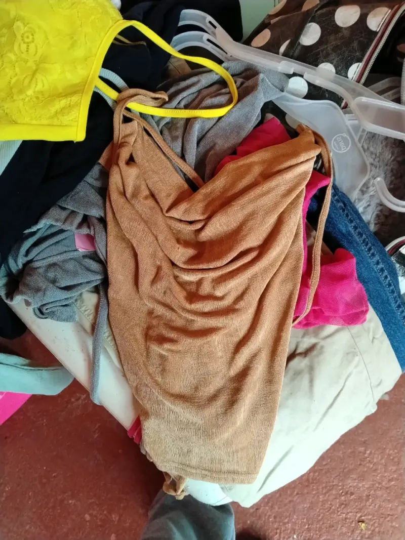 Lote de ropa femenina variada en colores vibrantes - 4