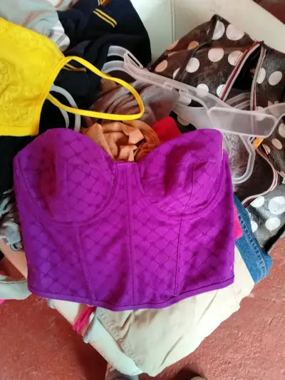 Lote de ropa femenina variada en colores vibrantes - miniatura 5