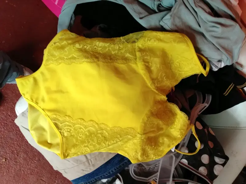 Lote de ropa femenina variada en colores vibrantes - 6