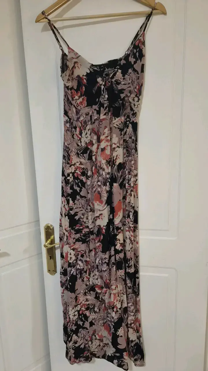 Vestido largo floral con tirantes