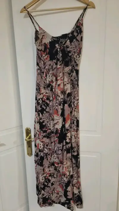 Vestido largo floral con tirantes - miniatura 1
