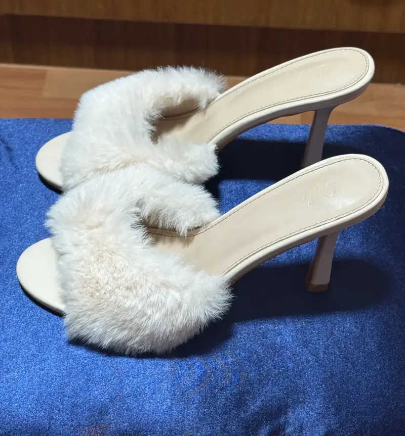 Sandalias de tacón alto con pelaje beige - 1