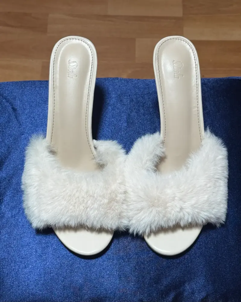 Sandalias de tacón alto con pelaje beige - 2
