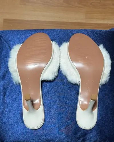 Sandalias de tacón alto con pelaje beige - miniatura 3