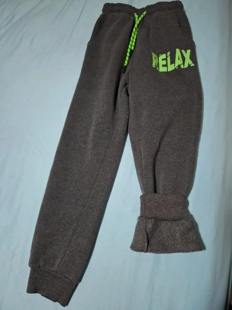 Conjunto deportivo infantil gris con capucha y estampado - 2