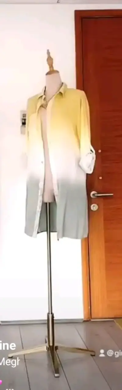 Blusa larga blanca con lentejuelas - miniatura 3