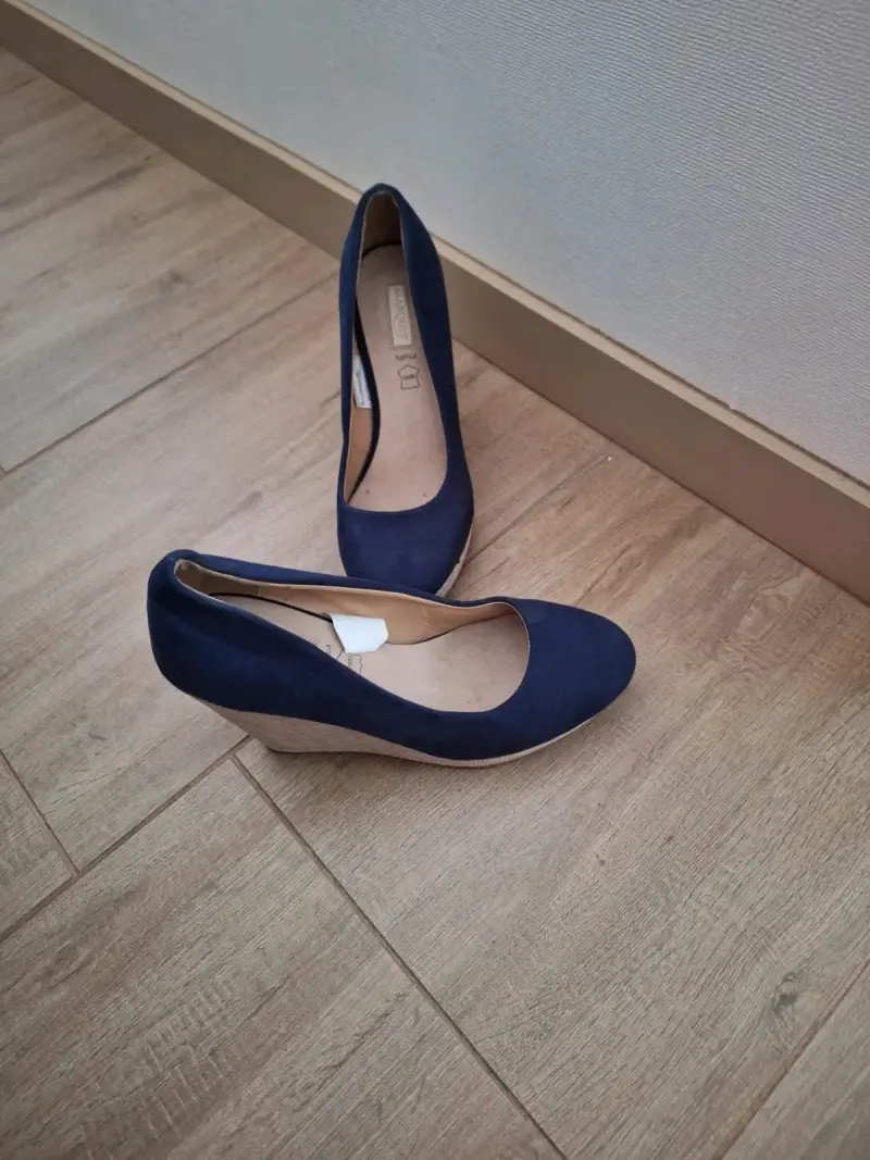 Zapatos de tacón azul marino para mujer