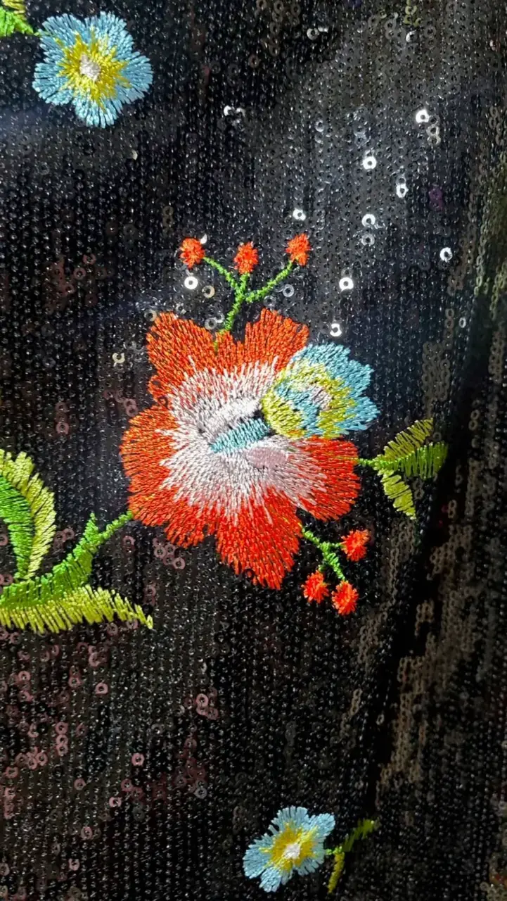 Vestido de lentejuelas con flores bordadas - 2