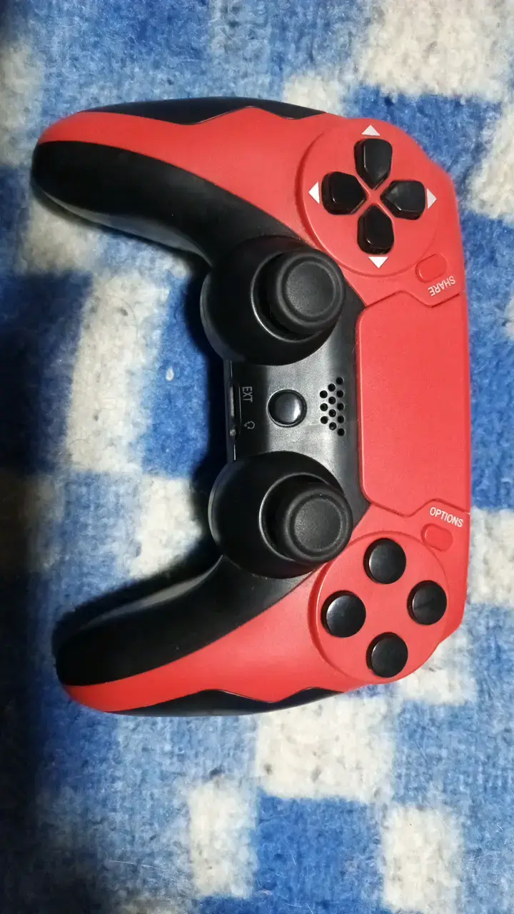 Control inalámbrico rojo y negro para consola - 1