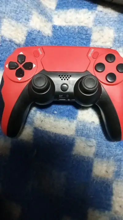Control inalámbrico rojo y negro para consola - miniatura 2