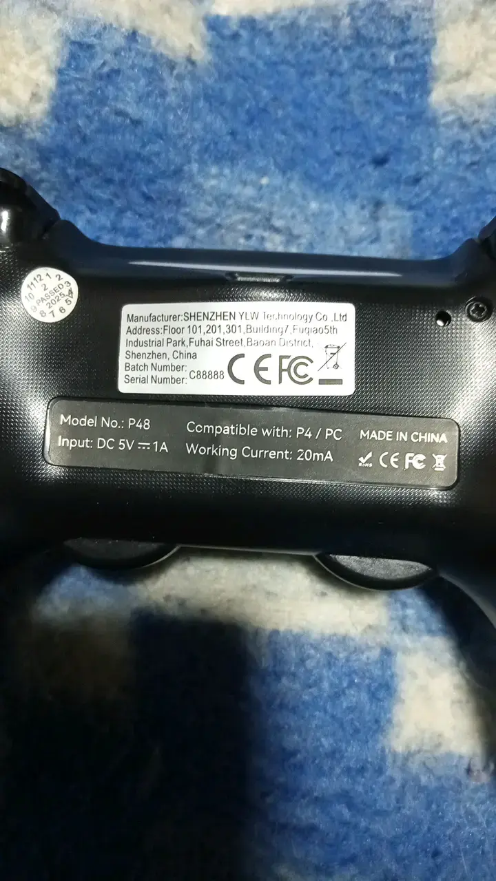 Control inalámbrico rojo y negro para consola - 3