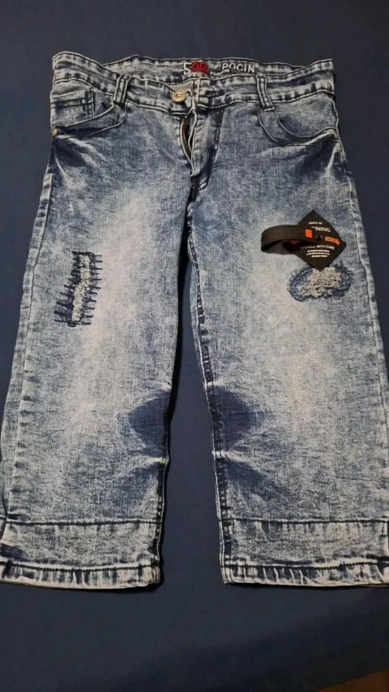 Jeans de niño con diseño desgastado