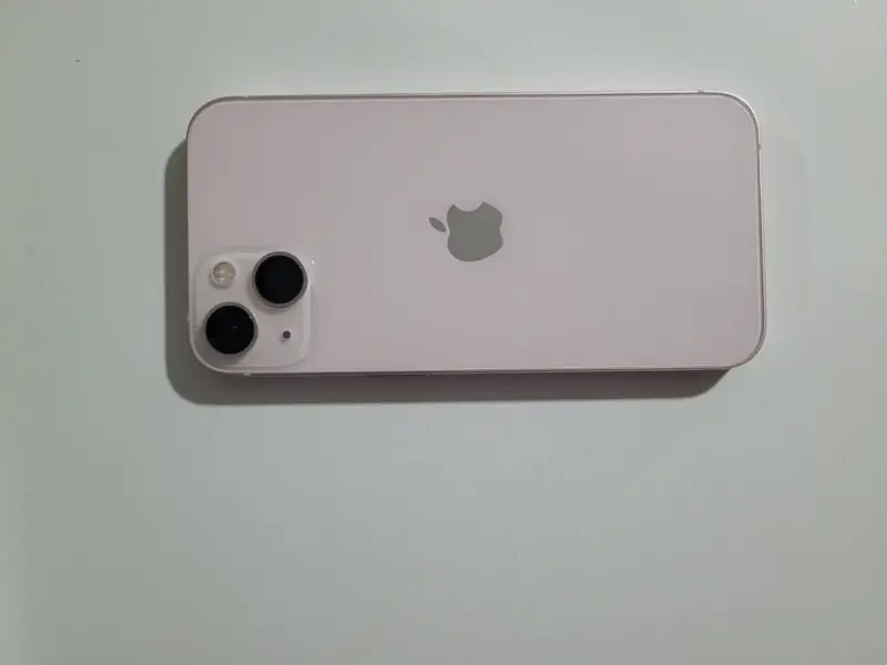 iPhone 13 en buen estado color rosa - 1