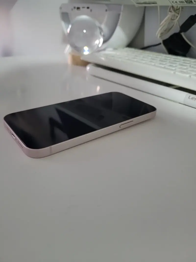 iPhone 13 en buen estado color rosa - 2