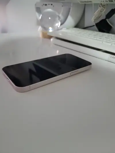 iPhone 13 en buen estado color rosa - miniatura 2