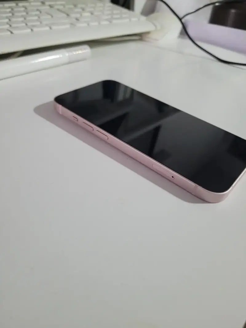 iPhone 13 en buen estado color rosa - 3