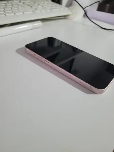 iPhone 13 en buen estado color rosa - miniatura 3