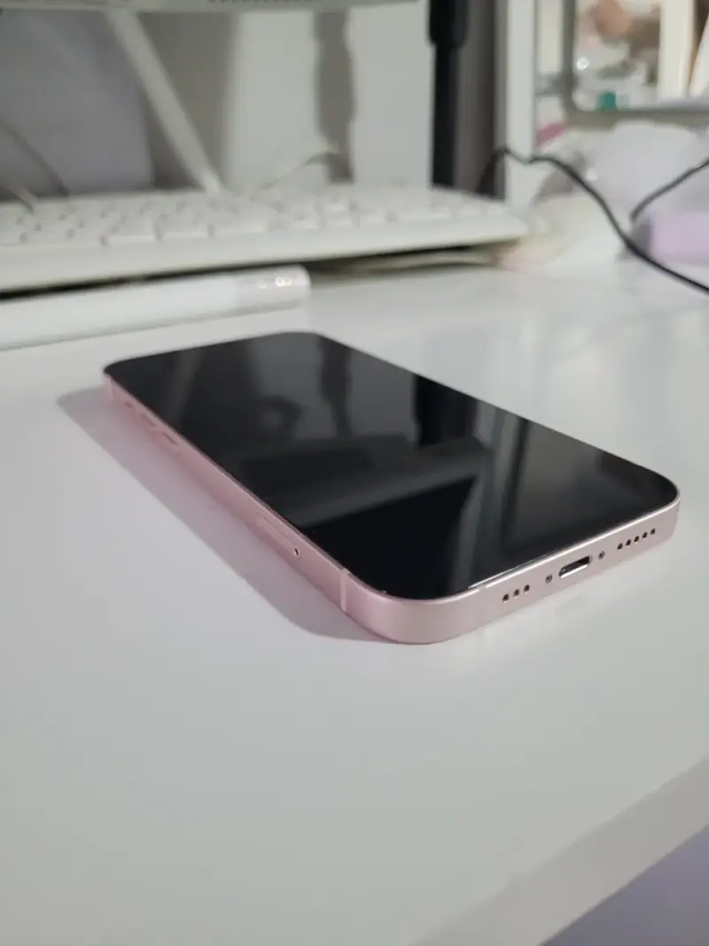 iPhone 13 en buen estado color rosa - 4