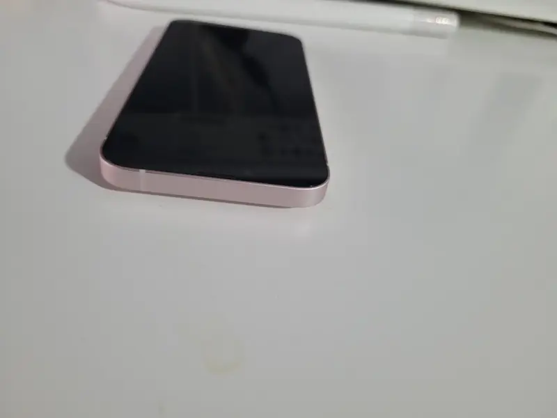 iPhone 13 en buen estado color rosa - 5