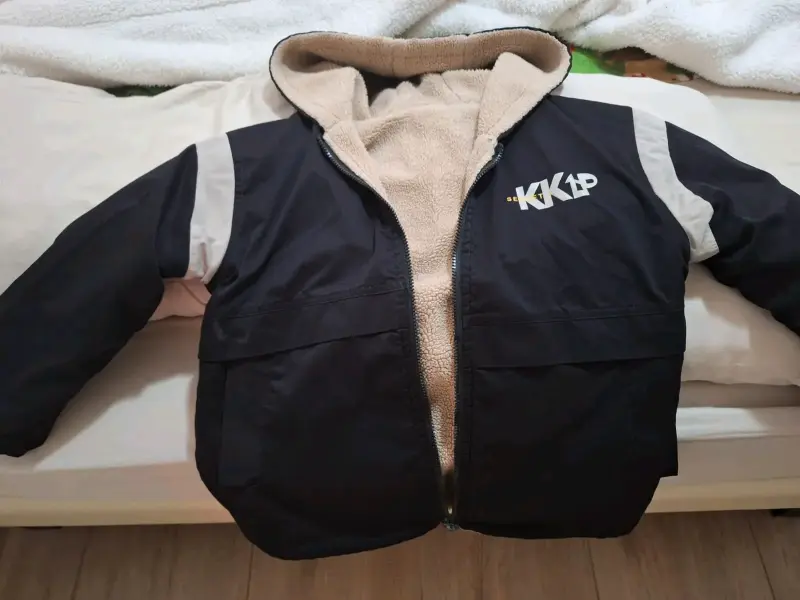 Chaqueta con capucha forrada para invierno