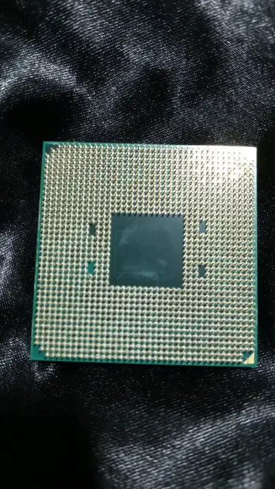 Procesador AMD Ryzen 3 3200G en buen estado - miniatura 2