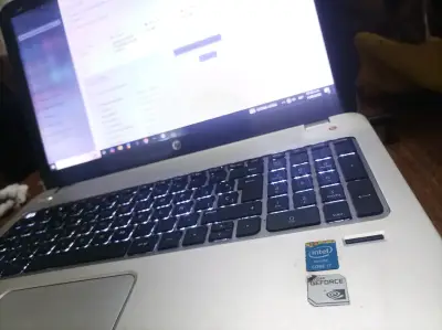 Laptop HP Intel Core i7 con 16GB RAM y 1TB HDD - miniatura 2