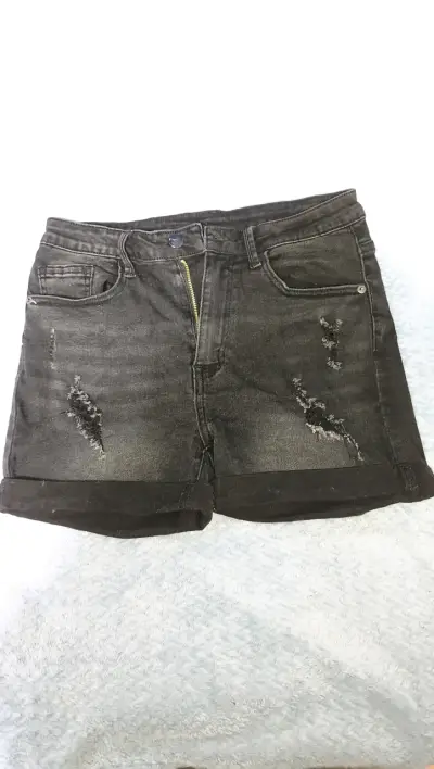 Shorts de mezclilla negros desgastados. - miniatura 1