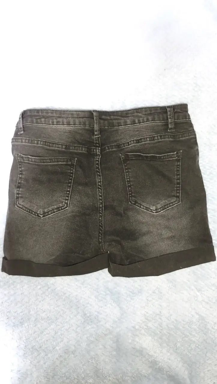 Shorts de mezclilla negros desgastados. - 2