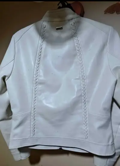 Chaqueta de cuero sintético blanca con trenzas - miniatura 2