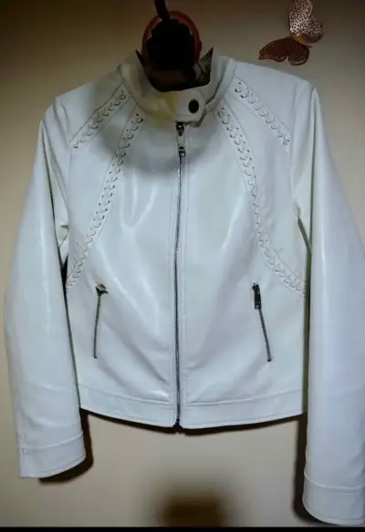 Chaqueta de cuero sintético blanca con trenzas - miniatura 4